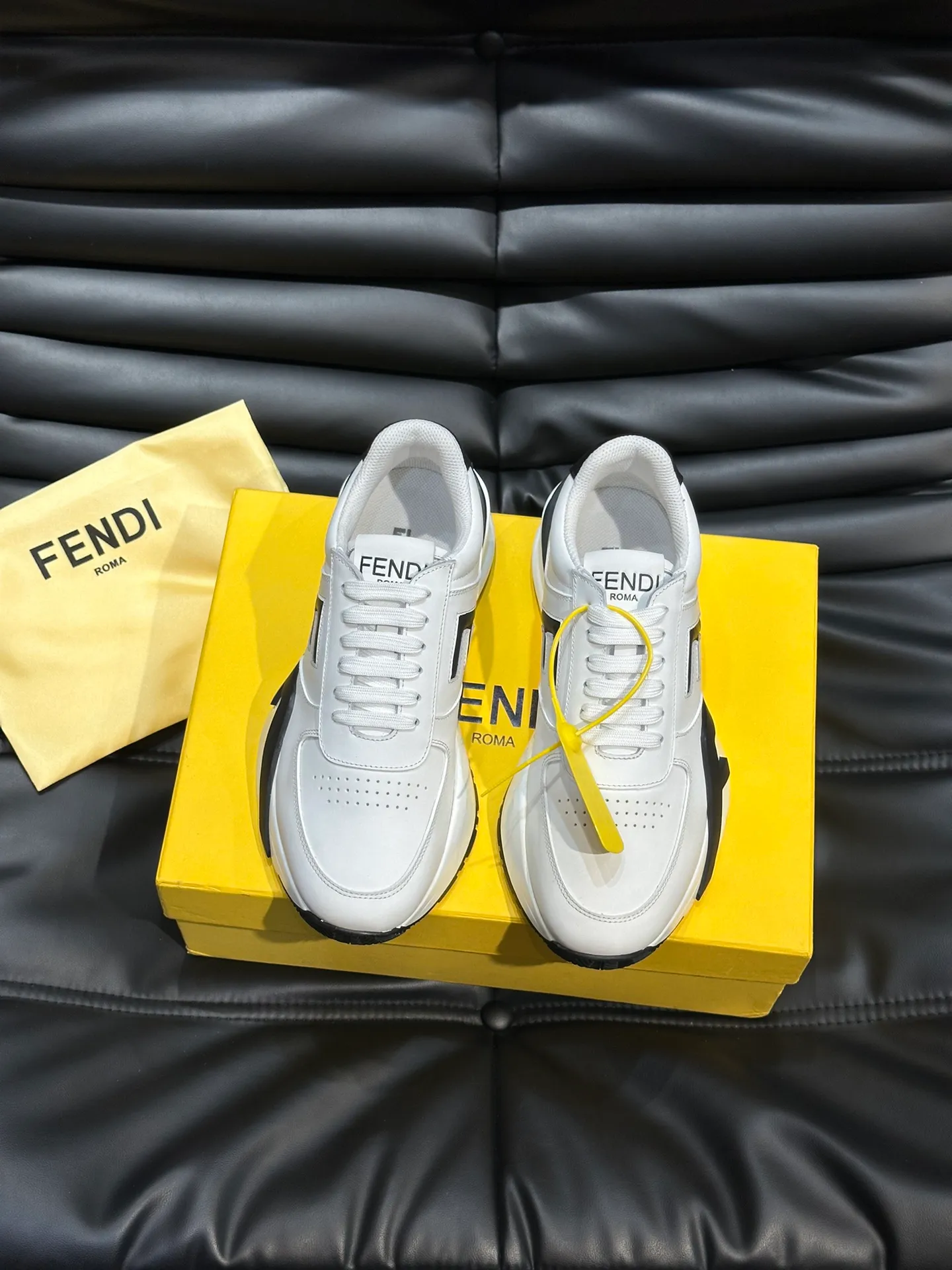 Men's Men's Shoes 💰p560 "FEND*" Men's new lace-up sports shoes are shipped, adopting the popular version design in recent years, and the appearance is fashionable and elegant. Made of high-tech fabrics and suede leather, with Framilon inlays, the shoe body is matched with simple colors, and it looks great on the feet. Diagonally F-shaped three-dimensional corrugated rubber sole, with a 3D style running through the heel. The tongue and sides are decorated with screen-printed FENDI words to interpret the brand style. Paired with fabric lining and foot pads, your feet are comfortable, breathable and full of fashion! Size: 38-44